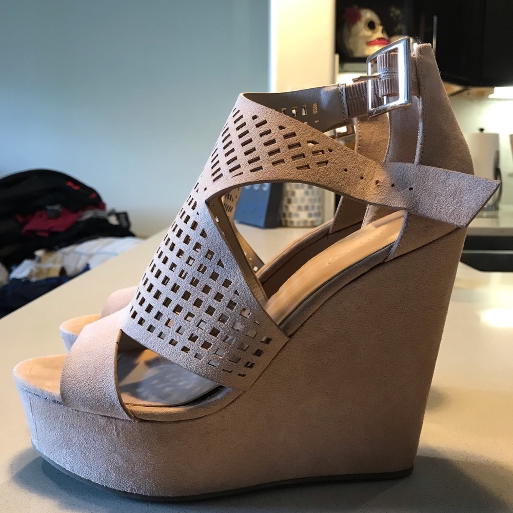 Cute suede wedges barely worn